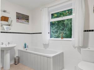 ブロートン・イン・ファーネスにあるMiterdale A Wonderful Home in the Idyllic Duddon Valleyの白いバスルーム(バスタブ、シンク、窓付) +22枚の写真