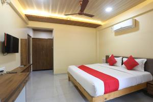 Un pat sau paturi într-o cameră la Hotel Durva Palace