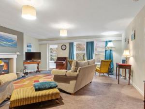 ブロートン・イン・ファーネスにあるMiterdale A Wonderful Home in the Idyllic Duddon Valleyのリビングルーム(ソファ、ピアノ付)