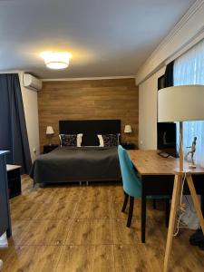 1 dormitorio con cama, mesa y escritorio en Hotel Art, en Varna