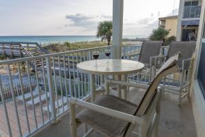 En balkong eller terrasse på Beach Front Destin Condo Daily Beach Service - Blue Dolphin