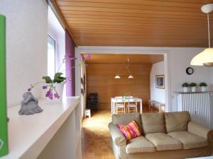 バート・ピルモントにあるSpacious apartment in Weser Uplands with gardenのリビングルーム(ソファ、テーブル付)