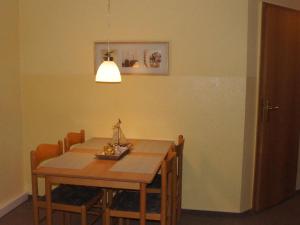 ヴィスマールにあるModern Apartment in Wismar near Seaのダイニングルーム(椅子、照明器具付)