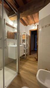 Bilik mandi di Desideri Tuscany House
