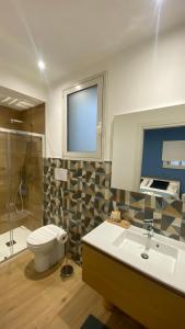 ein Bad mit einem WC, einem Waschbecken und einer Dusche in der Unterkunft Marsala In centro in Marsala