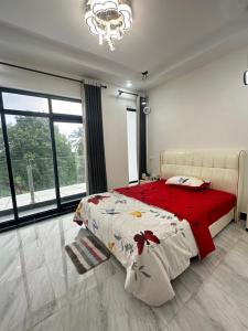 Un dormitorio con una cama grande y una lámpara de araña. en Peaceful Homestay en Sihanoukville