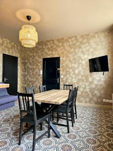 a dining room with a table and chairs at L'appartement Bilobou, 10 mn du ZooParc de Beauval in Noyers-sur-Cher