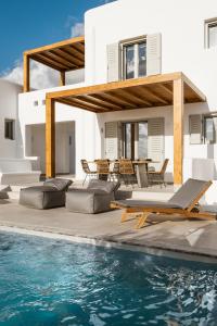 Bazén v ubytování P square Luxury villas Naxos nebo v jeho okolí