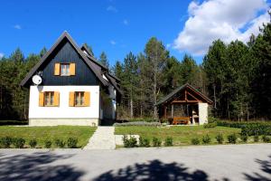 a home with a black and white house at The Starlings Apartments Plitvice Lakes in Plitvička Jezera