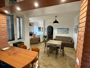 ein Wohnzimmer mit einem Tisch und einem Sofa in der Unterkunft Villa Desìo in Donnalucata