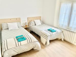 - une chambre avec 2 lits et une fenêtre dans l'établissement Apartamento Zarracina Centro, à Gijón