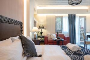 1 dormitorio con 1 cama y sala de estar en Vranas Ambiance Hotel, en La Canea