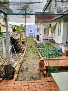 einen Hinterhof mit einem Backsteinhof und einem Haus in der Unterkunft Villa Senitaman Organik in Seremban