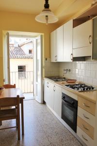 Η κουζίνα ή μικρή κουζίνα στο La Fontana