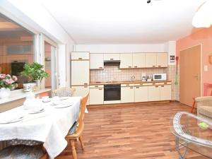 een keuken en een woonkamer met een tafel en stoelen bij Welcoming Chalet near Forest in Rohrnbach in Röhrnbach