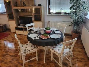 - une table à manger avec une nappe noire et des chaises dans l'établissement Ferienapartment Schlummerhausen, à Beilstein