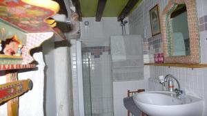 un baño con lavabo y espejo en Hôte Sainte Marie, en Ouchamps