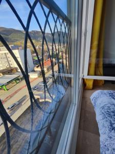 Habitación con ventana y vistas a la ciudad. en Apartman M&M en Travnik
