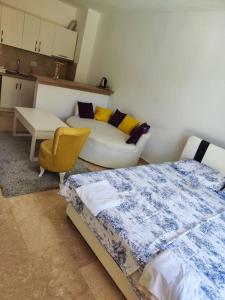 sala de estar con 2 camas y sofá en Apartman M&M en Travnik