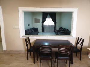 Apartment for rent في الدمام: غرفة طعام مع طاولة وكراسي وأريكة