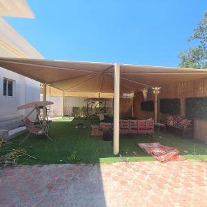a tent with a picnic table and a picnic table at سكن مريح in Dubai