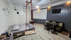 TV a/nebo společenská místnost v ubytování Mamba Hotel