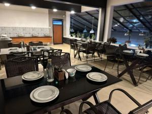 een eetkamer met tafels en stoelen en een restaurant bij SKY VIEW RESORTS in Munnar