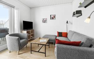 Istumisnurk majutusasutuses Stunning Apartment In Aakirkeby With Kitchen