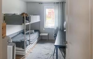 um quarto com 2 beliches e uma janela em 2 Bedroom Amazing Home In Mrbylnga em Mörbylånga