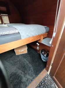 a bedroom with a bunk bed in a small room at Für Alleinreisende-1 Person- Single Room- Rustikales freistehendes Mini Holzfass zum Schlafen, mit angrenzendem Badezimmer! in Leverkusen