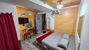 ein Schlafzimmer mit einem Bett und einem Schreibtisch. in der Unterkunft Mamba Hotel in Dnipro