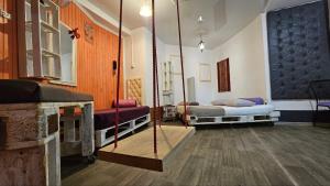 Zimmer mit 2 Betten und einer Schaukel in der Unterkunft Mamba Hotel in Dnipro