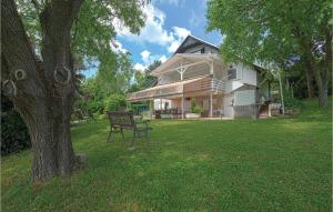 Κήπος έξω από το Holiday Home With Pool Near Varaå¾Din