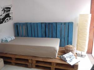 a bed on a wooden pallet in a room at Vila Engawa Flats in Itacaré