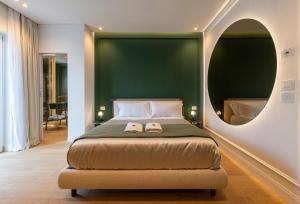 una camera da letto con un grande letto e un grande specchio di Le Terrazze Suites a Bari