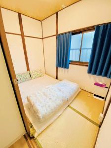 Tempat tidur dalam kamar di 距离Namba Shinsaibashi麗子民宿