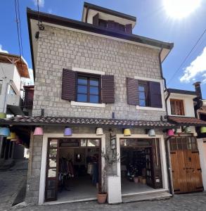 ein Geschäft vor einem Gebäude mit Fenstern in der Unterkunft Iguana House in Stari Bar