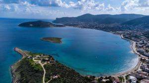 una vista aerea su una spiaggia e sull'oceano di Porto Rafti Hideaway a Porto Rafti