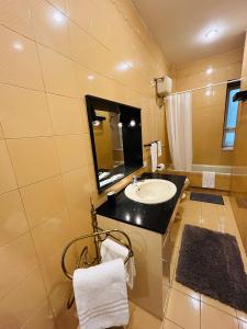 bagno con lavandino e specchio di NEW Colosseum's Custodian Apartment 115 m2 a Roma