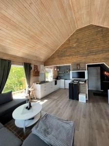 een woonkamer met een bank en een tafel bij Hytte på telnes (Sandhornøy) in Finnset