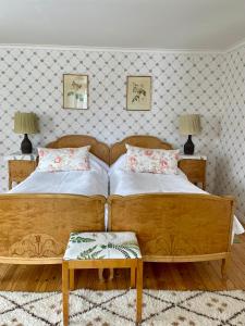 Ένα ή περισσότερα κρεβάτια σε δωμάτιο στο Moholms Herrgård