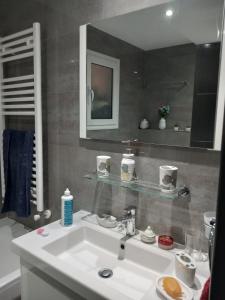 a bathroom with a sink and a mirror at Appartement à louer à Hammamet in Hammamet