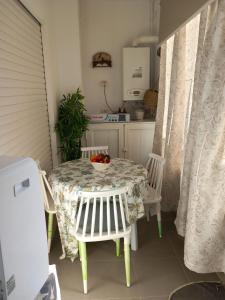 a small table with two chairs and a bowl of fruit at Appartement à louer à Hammamet in Hammamet