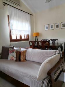 une chambre avec un lit avec des oreillers et une fenêtre dans l'établissement Afroditi's House, à Nikiti