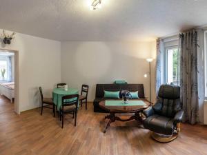 ein Wohnzimmer mit einem Sofa und einem Tisch in der Unterkunft Bright apartment in Thale with terrace in Thale