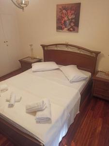 um quarto com uma cama com duas toalhas em Comfortable apartment 200 m from the sea em Piraeus