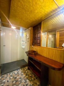 a bathroom with a sink and a mirror at Modtanoi Paradise Homestay in Ban Bu Lu