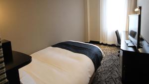 APA Hotel Fukuoka Yukuhashi Ekimae客房内的一张或多张床位