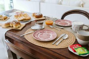 una mesa con platos de comida y bebidas. en ABC affittacamere en Celle Ligure