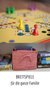 - une table avec un jeu de société et des jouets dans l'établissement Ferienwohnung Bergzeit mit Pool und Sauna, à Missen-Wilhams